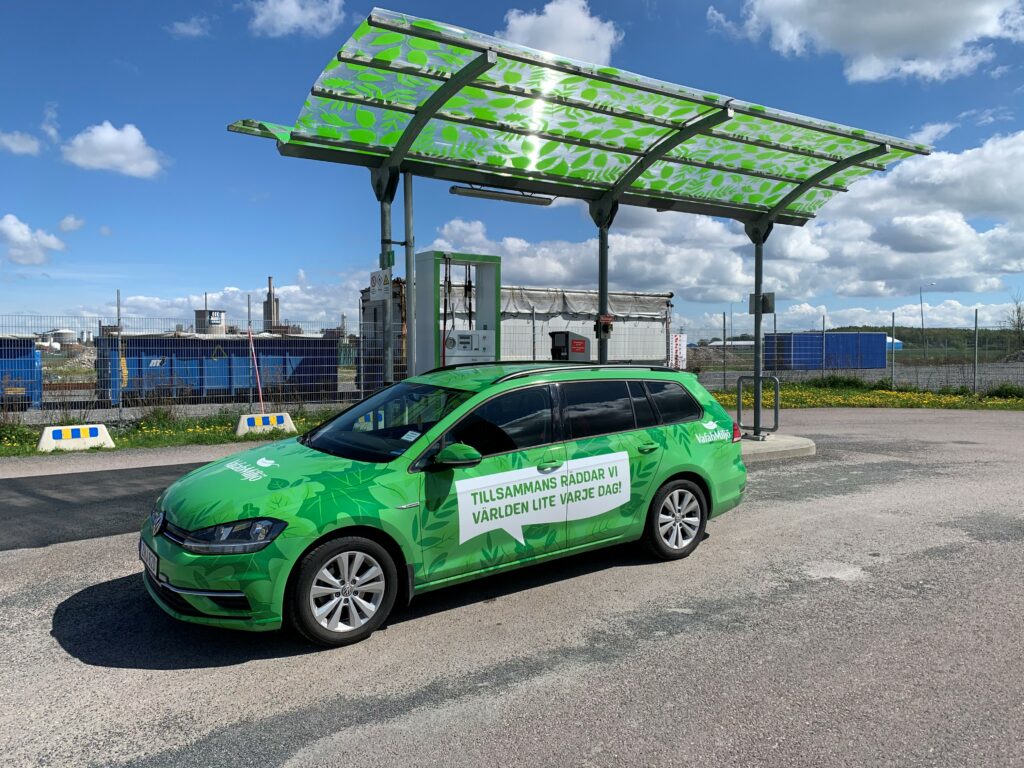 biogasbil vid en biogasmack