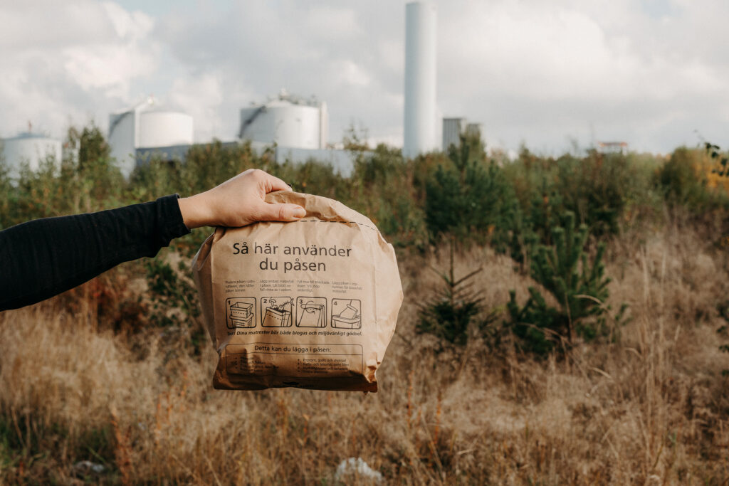 hand som håller i en matavfallspåse