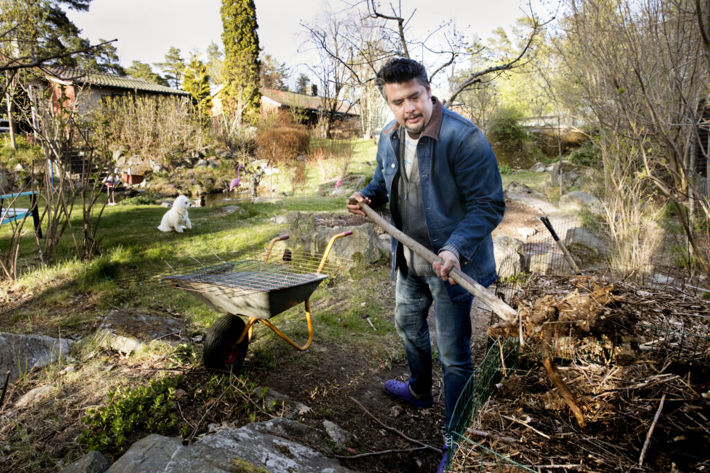 en man som komposterar trädgårdsavfall