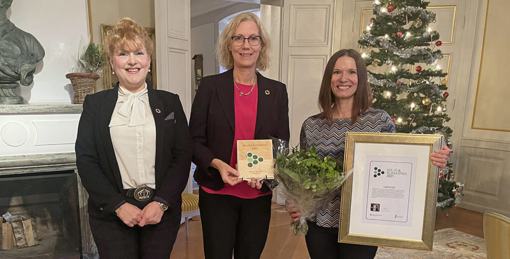 Västmanlands landshövding, Vafabmiljös förbundsdirektör och kemiingenjör tar emot pris och diplom.