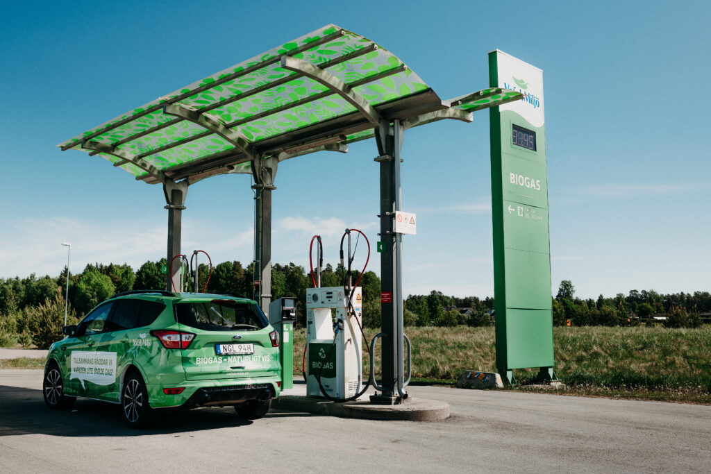 Biogasstation med bil som tankar biogas