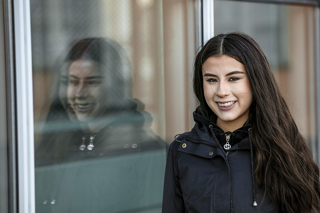 Flicka mot glasvägg