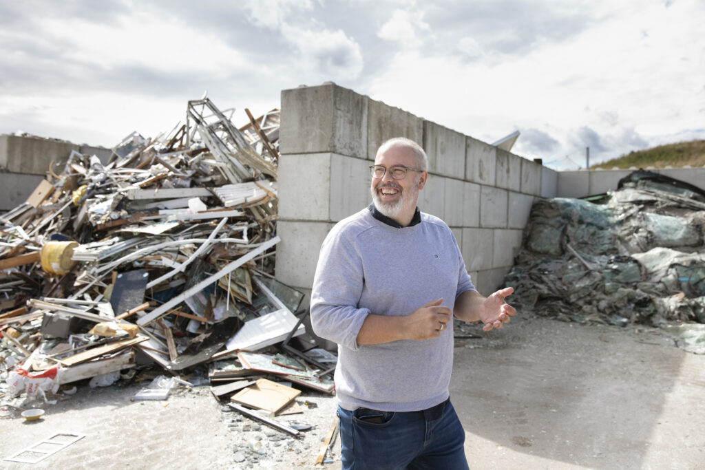 Medarbetare vid fönsterinsamlingen.
