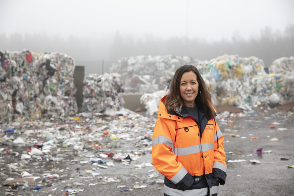 Bild på medarbetare och plastinsamling