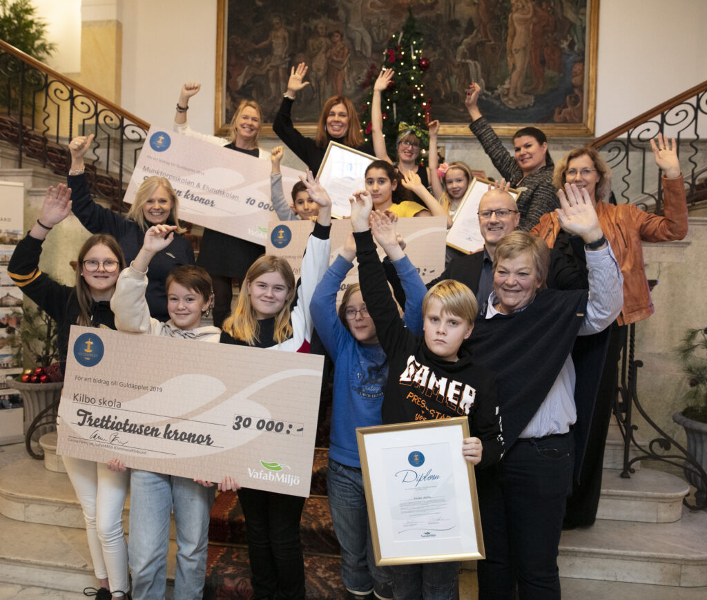 Samtliga vinnare av Guldäpplet 2019 i trappan på Stadshotellet i Västerås.