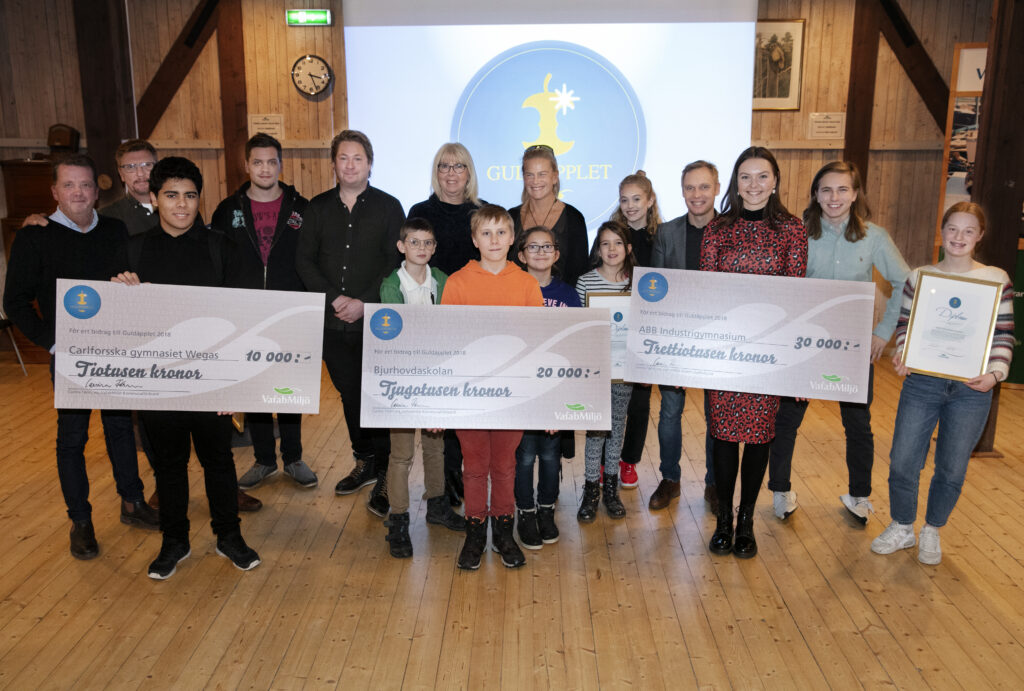 Vinnarna av Guldäpplet 2018, samlade hållandes sina checkar.