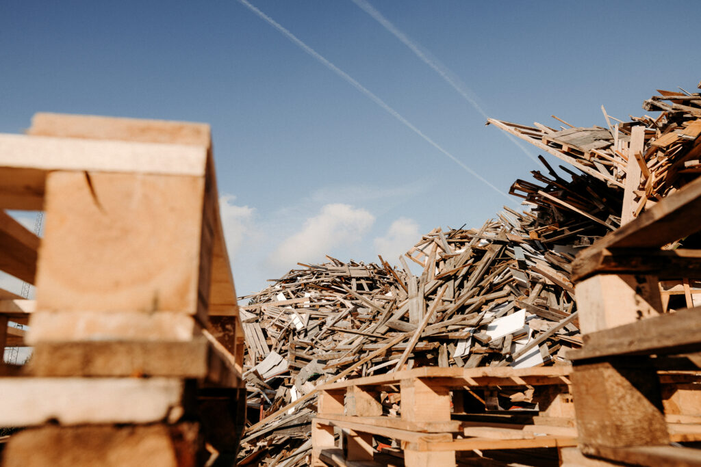 pallar i förgrunden avfallshögar i bakgrunden
