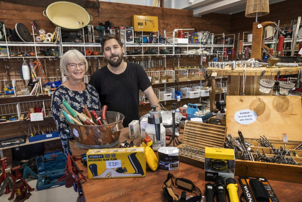 Kvinna och man i en butik med verktyg.