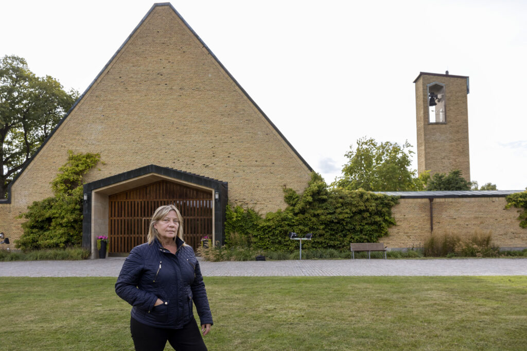 Kvinna står framför kapell.