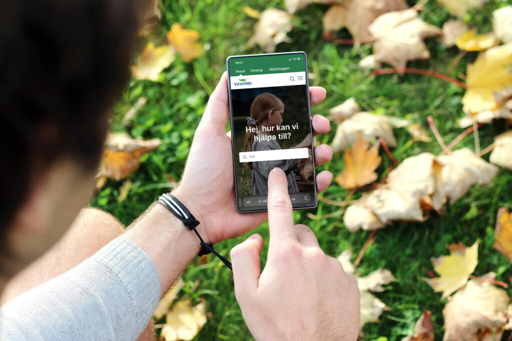 händer som håller i en mobiltelefon