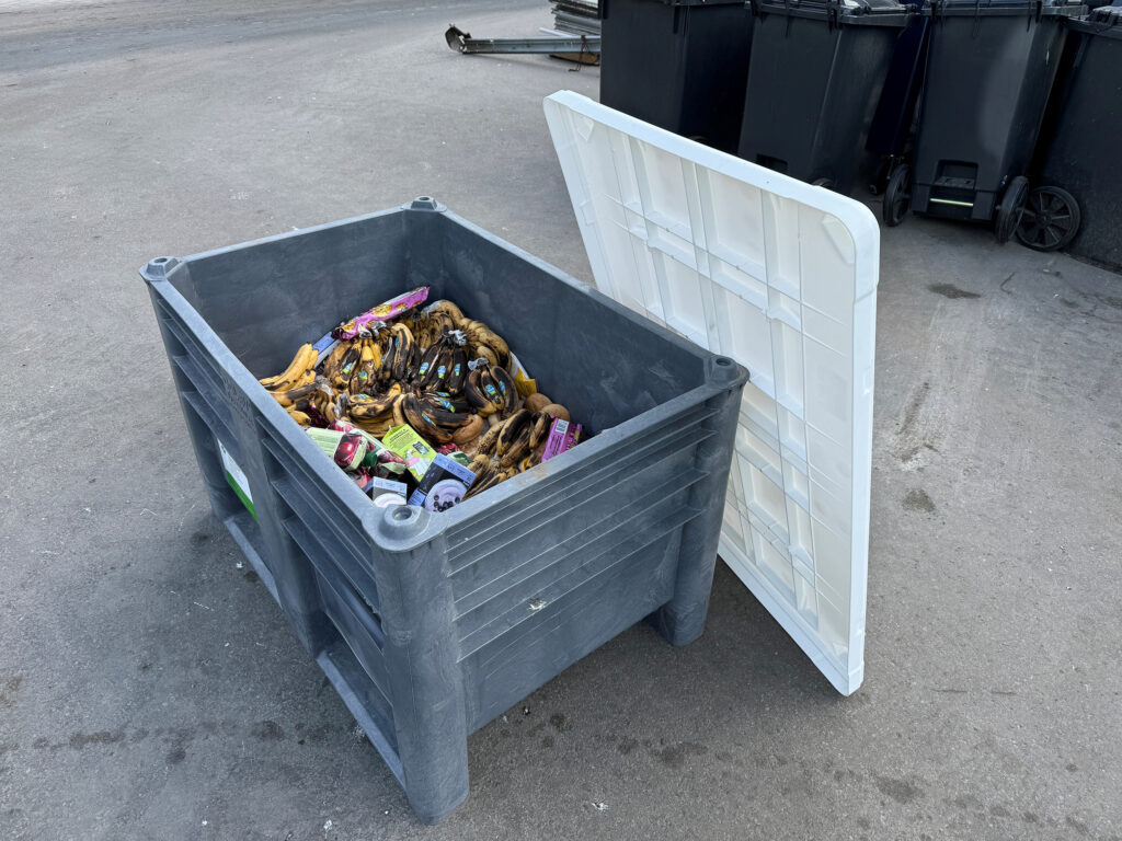 Biobox som fyllts med matavfall