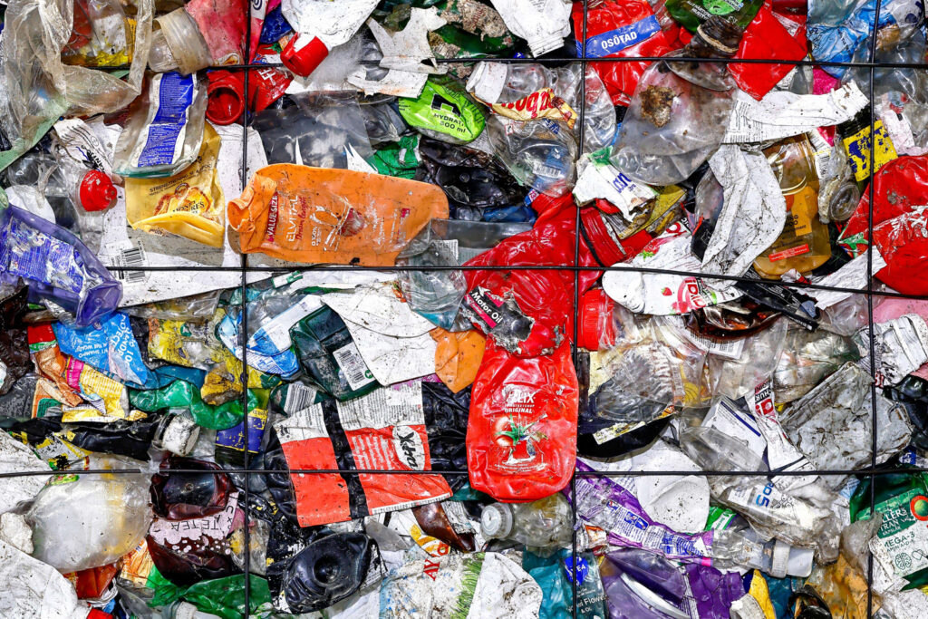 Plastavfall som är hopbuntat för återvinning