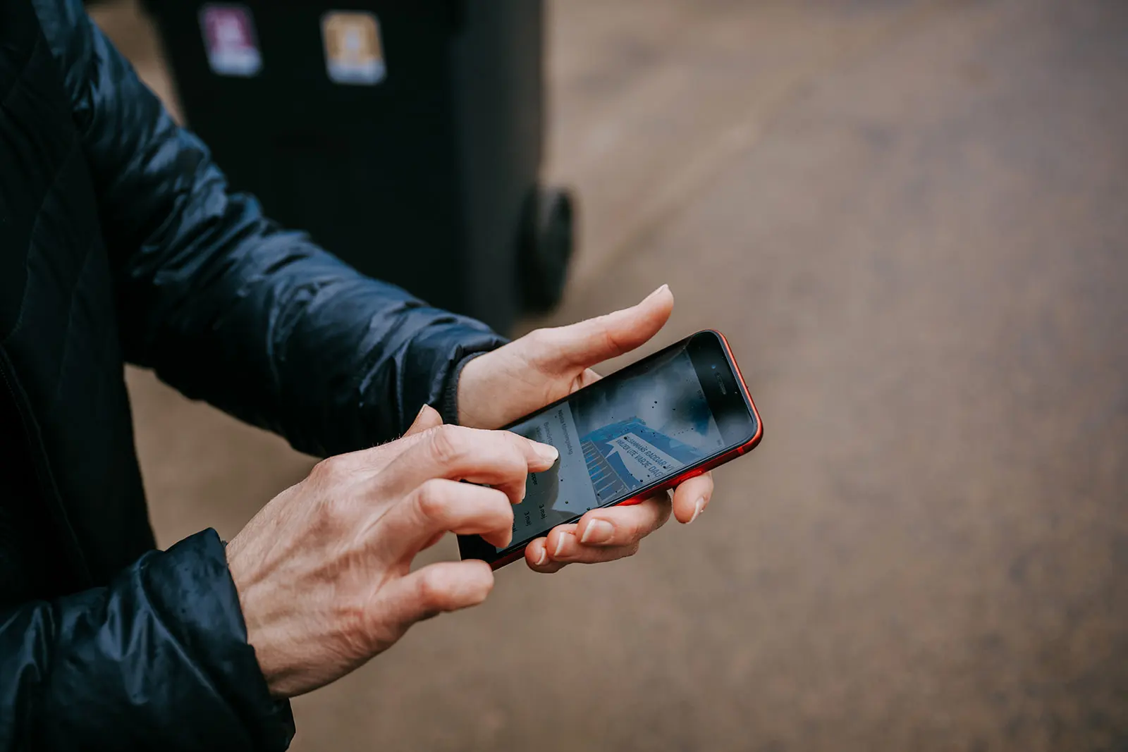 Händer som håller i en mobiltelefon