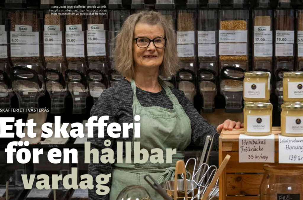 En kvinna står i sin butik där man kan köpa var i lösvikt
